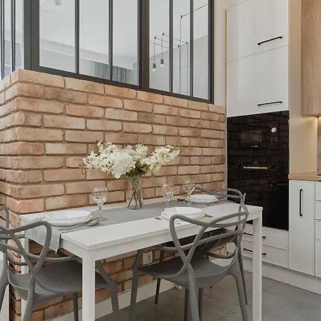 River View With Balcony & Free Garage By Renters *