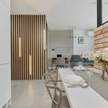 River View With Balcony & Free Garage By Renters